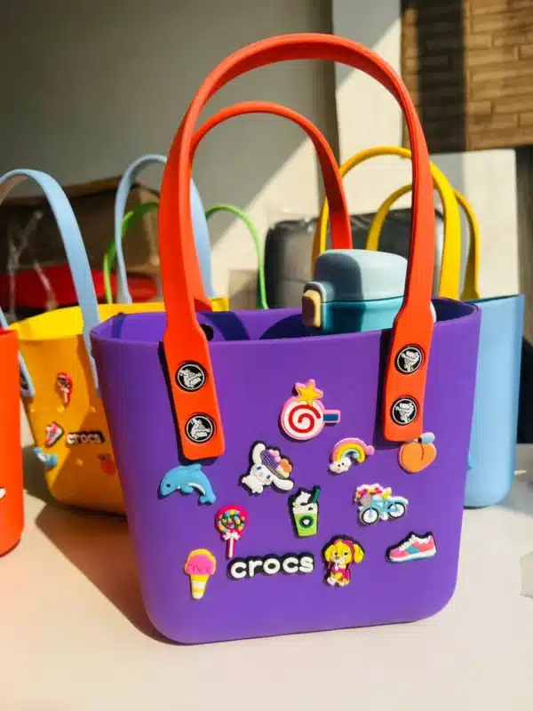 Crocs Medium Beach Bag – Stylish Silicone Tote with Charms - Image 5